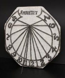 Hölzerne Sonnenuhr restauriert